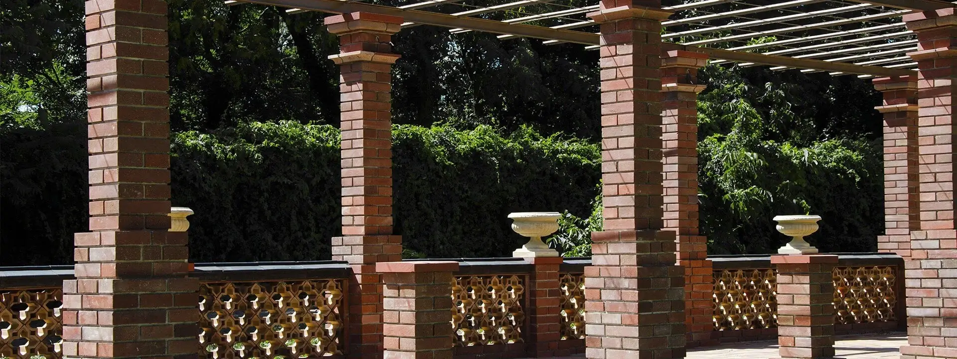 Cegły, płyty ogrodzeniowe